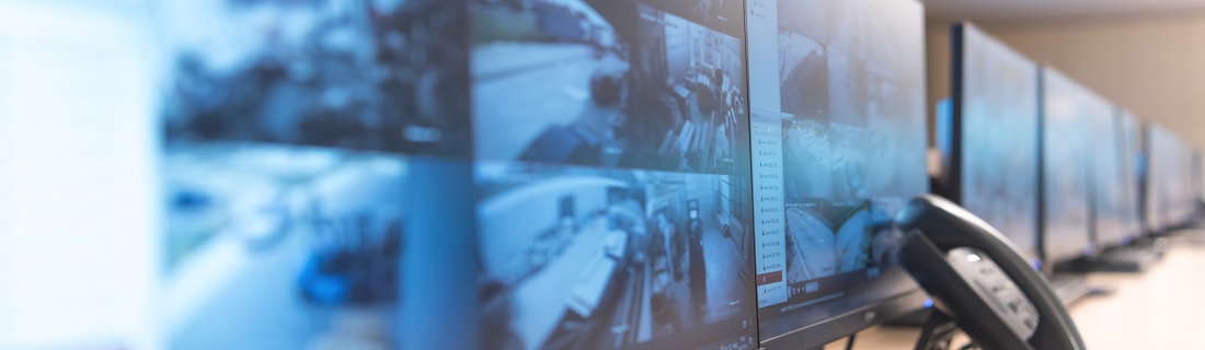 Ekrany z obrazem z kamer monitoringu i widokiem na miasto