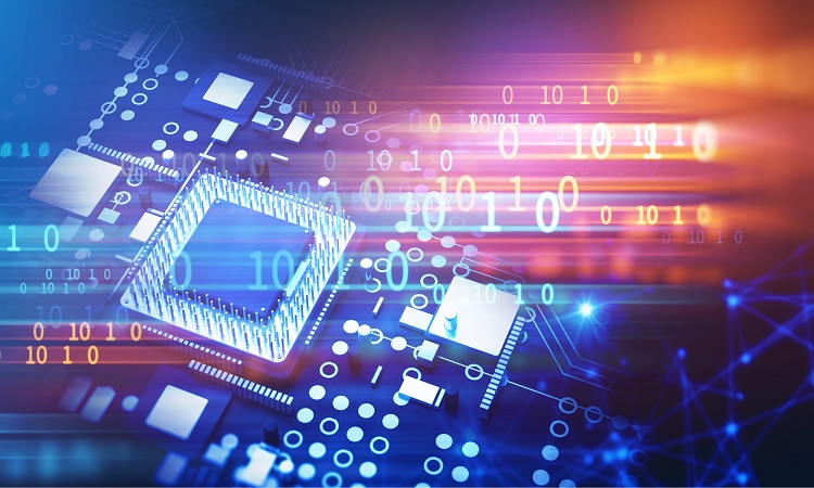 Zbliżenie na mikrochip na płycie głównej z kodem binarnym i świecącymi liniami, reprezentujący dane cyfrowe i komunikację elektroniczną, niezbędny do takich zadań jak naprawa komputerów Piaseczno.